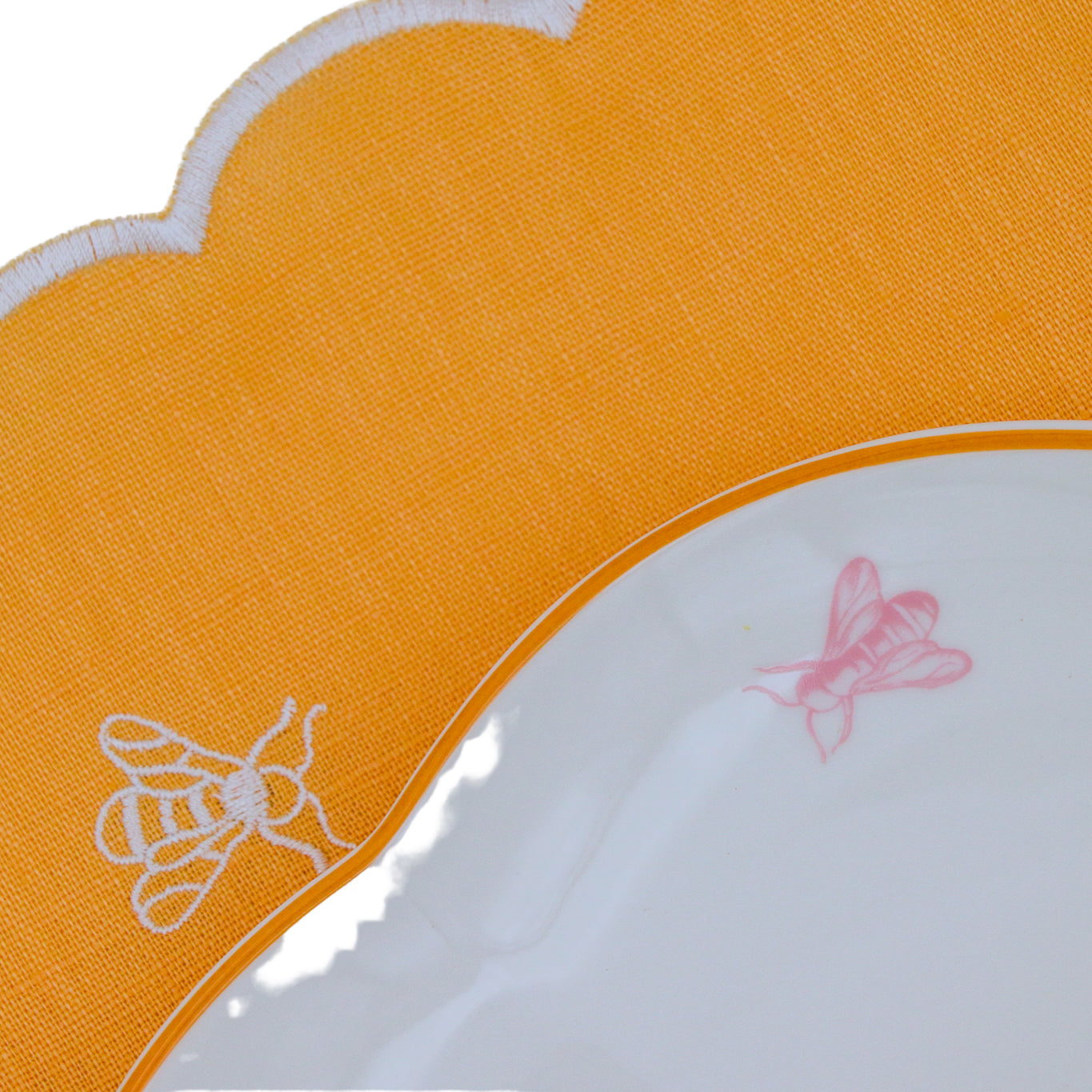 Bumble Voyage Scalloped Dinner Plate - Set of 4 (+1 Bonus Plate)