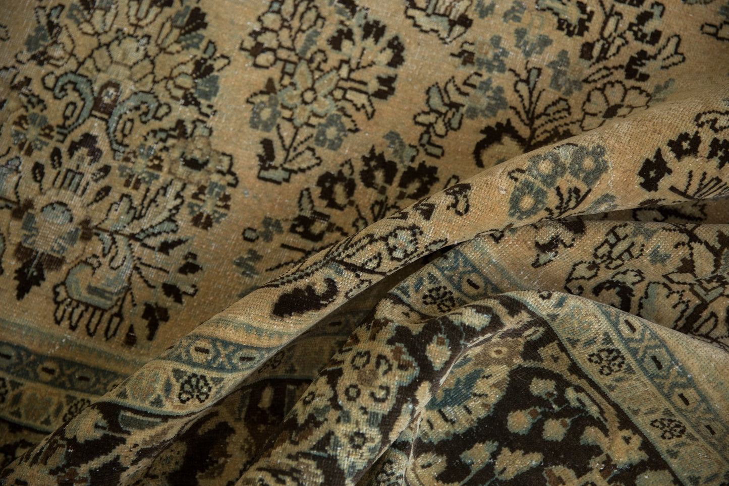 8.5x11.5 Vintage Distressed Arak Carpet